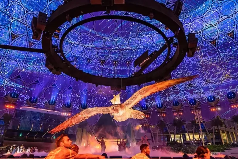 Large-scale indoor event production with suspended scenic installation