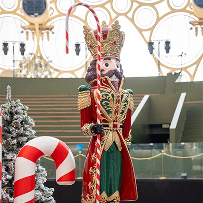 giant-nutcracker-christmas-decoration-dubai.webp