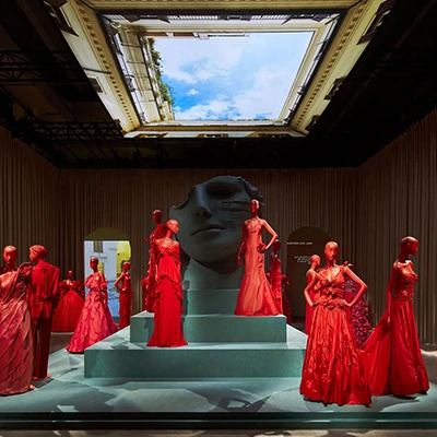 immersive-fashion-performance-stage