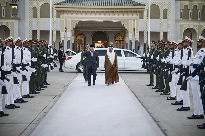 Official state reception in Abu Dhabi with senior dignitaries, ceremonial guards and formal arrival protocol