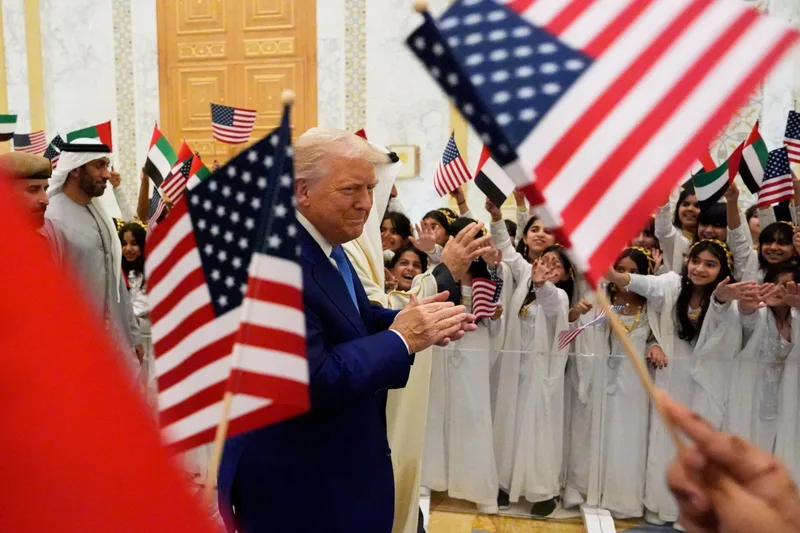 Visiting U.S. dignitary welcomed by Emirati children waving UAE and American flags during an official state reception in Abu Dhabi