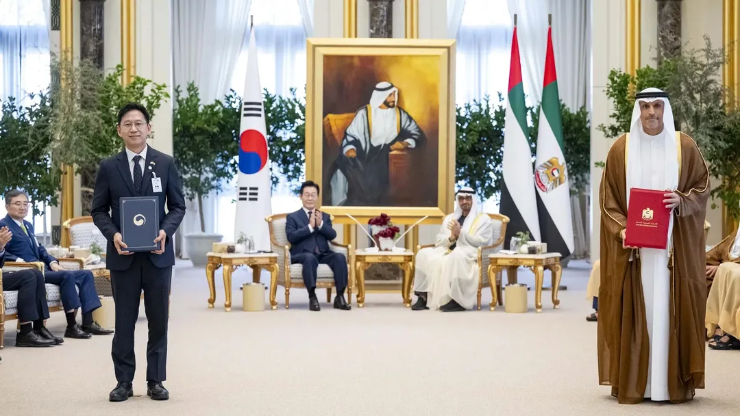 South Korean and UAE representatives holding official documents during a bilateral state visit meeting in Abu Dhabi
