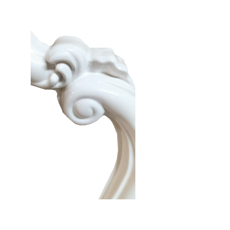 P-FD812-WH Type 12 baroque oval frame in white