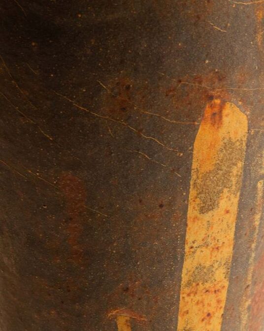 Dettaglio di un'opera ceramica di Maurizio Gualdi, anche conosciuto come con 9. Il ceramista è conosciuto all'interno del territorio laziale e non solo, avendo avuto modo di collaborare con altri artigiani in tutta Italia. 