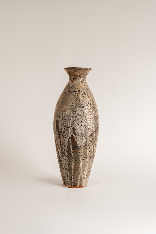 Pelle di luna è un anfora in ceramica realizzata da Maurizio Gualdi, ceramiiista a capo del progetto cono 9. L'opera è caratterizzata da una smaltatura che evoca proprio la superficie della luna. La tecnica utilizzata è quella del tornio, con cottura in cono 10 in riduzione. Nell'opera sono presenti due tipi di smalti: shino e una seconda ricavata da cenere di legno. Entrambi gli smalti sono di produzione Cono9. 