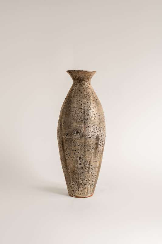 Pelle di luna è un anfora in ceramica realizzata da Maurizio Gualdi, ceramiiista a capo del progetto cono 9. L'opera è caratterizzata da una smaltatura che evoca proprio la superficie della luna. La tecnica utilizzata è quella del tornio, con cottura in cono 10 in riduzione. Nell'opera sono presenti due tipi di smalti: shino e una seconda ricavata da cenere di legno. Entrambi gli smalti sono di produzione Cono9. 