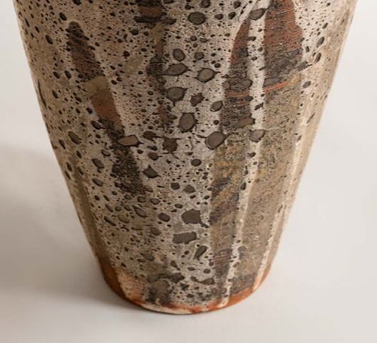 Pelle di luna è un anfora in ceramica realizzata da Maurizio Gualdi, ceramiiista a capo del progetto cono 9. L'opera è caratterizzata da una smaltatura che evoca proprio la superficie della luna. La tecnica utilizzata è quella del tornio, con cottura in cono 10 in riduzione. Nell'opera sono presenti due tipi di smalti: shino e una seconda ricavata da cenere di legno. Entrambi gli smalti sono di produzione Cono9. 