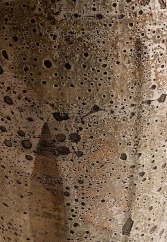 Pelle di luna è un anfora in ceramica realizzata da Maurizio Gualdi, ceramiiista a capo del progetto cono 9. L'opera è caratterizzata da una smaltatura che evoca proprio la superficie della luna. La tecnica utilizzata è quella del tornio, con cottura in cono 10 in riduzione. Nell'opera sono presenti due tipi di smalti: shino e una seconda ricavata da cenere di legno. Entrambi gli smalti sono di produzione Cono9. 