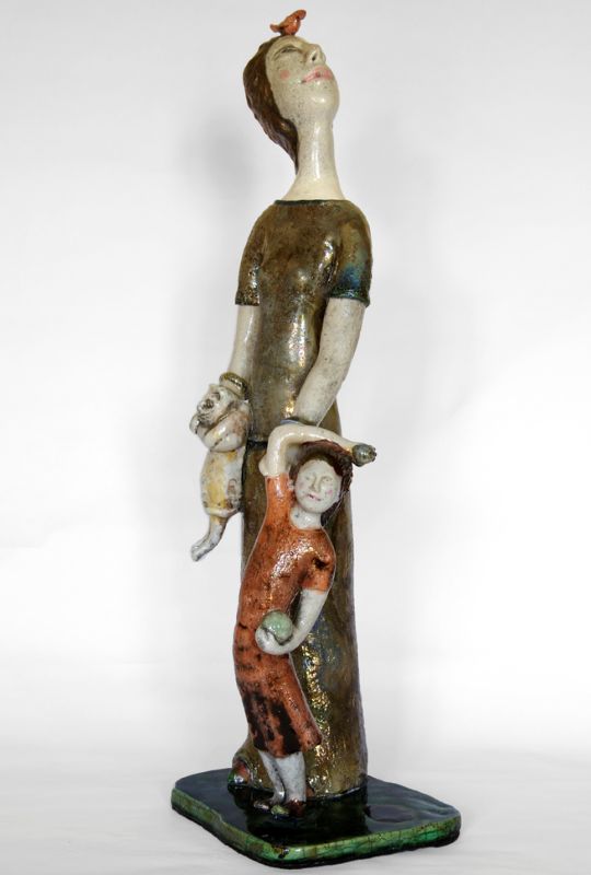 ImUNE JOURNÉE DE PRINTEMPS

Céramique émaillée -cuisson raku - 
hauteur  78 cm sur socle 

Sculpture raku mêlant personnages, animaux et poésie.
La femme visage levé évoque le plaisir du soleil ou de l’air printanier.
L’enfant, l’animal et l’oiseau symbolisent la vie, le renouveau, la nature.
Scène de bonheur simple et familial. 
Une petite histoire figée dans la céramique.age description
