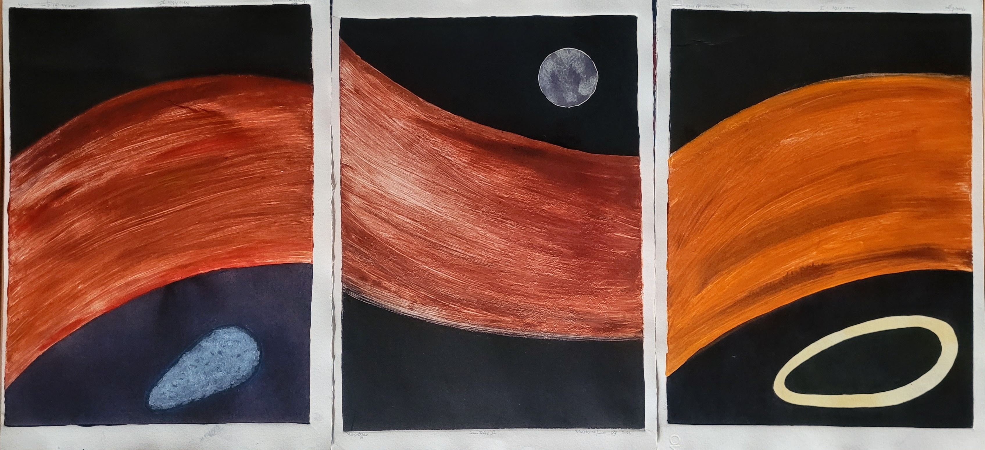 

À  regarder  comme un triptyque plutôt que comme trois monotypes indépendants.
 les grandes formes courbes donnent un mouvement de gauche à droite.
Progression chromatique : brun/cuivré , rouge-brun , puis ocre/orangé .  
Des lumières différentes.
Des petits éléments isolés — la forme grise en bas à gauche, la lune au centre, l'anneau clair à droite — jouent le rôle de contrepoints aux grandes masses. Ils donnent  une dimension narrative ou cosmique à l'ensemble.
Le fond noir  crée une sorte d'espace profond

