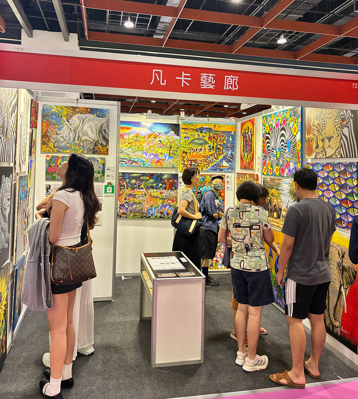凡卡藝廊於2026台灣藝博會客人逛攤位實況