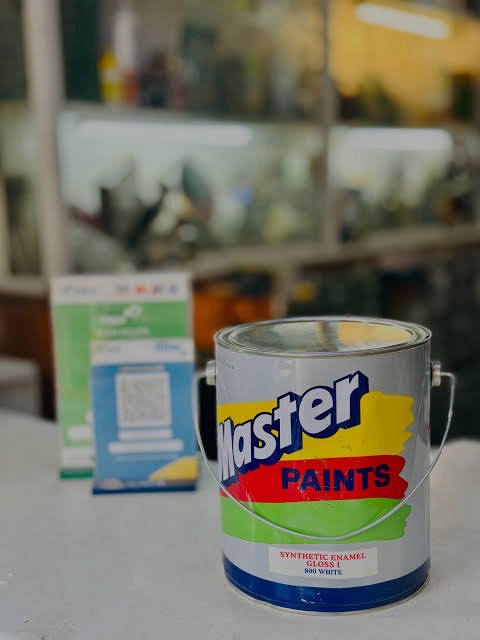 坦尚尼亞畫家使用的琺瑯漆（Synthetic Enamel Gloss）