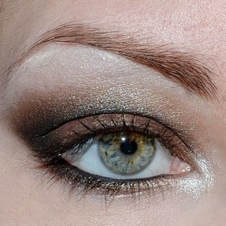 Naked eye shadow look using Mattify cosmetics long lasting eyeshadow with built in primer for oily eye lids in platinum sparkly silver and nude eye makeup silky beige champagne classy simple eye makeup looks for the beginner 