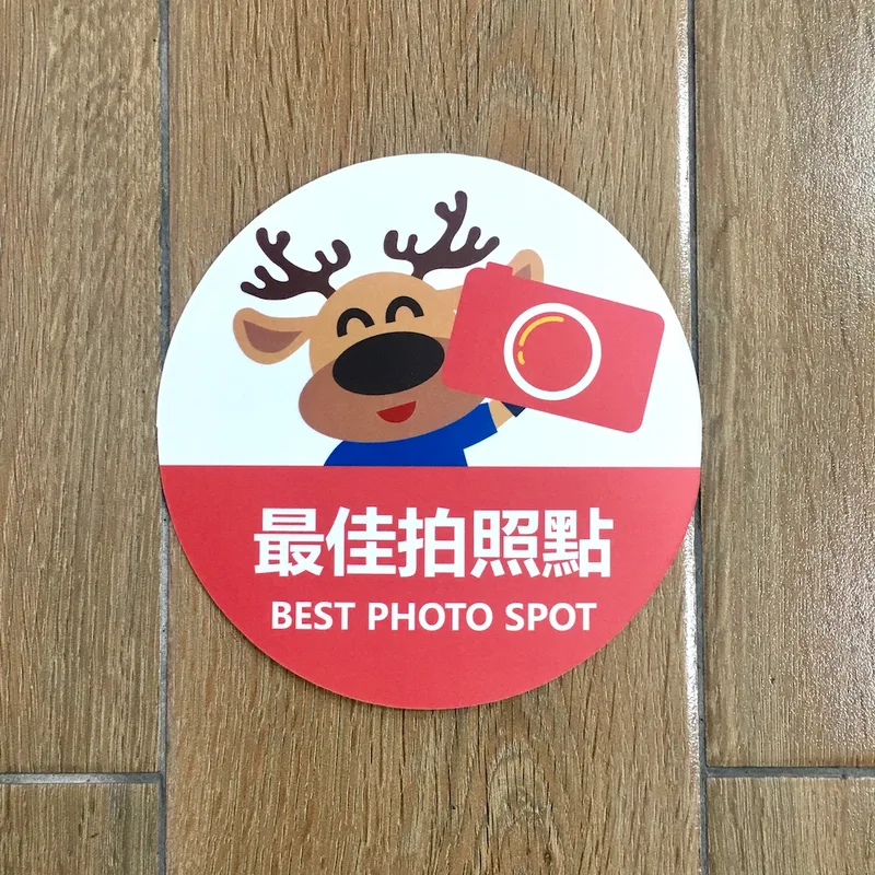 手拿板手舉牌