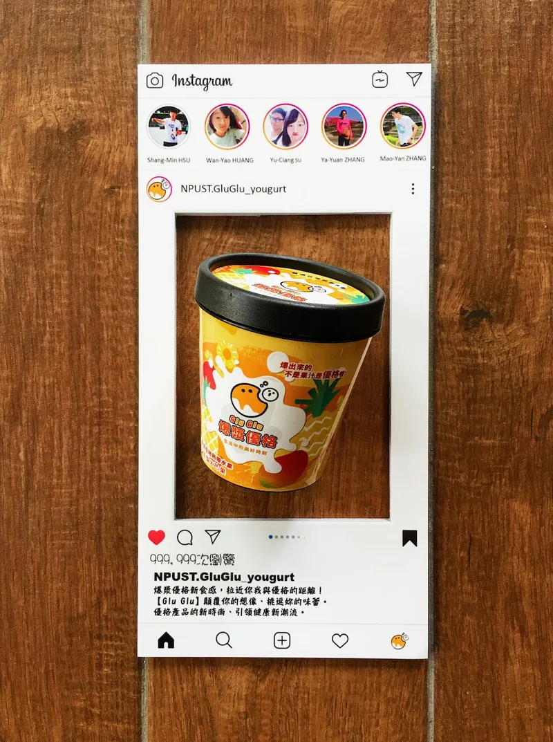 手拿板手舉牌