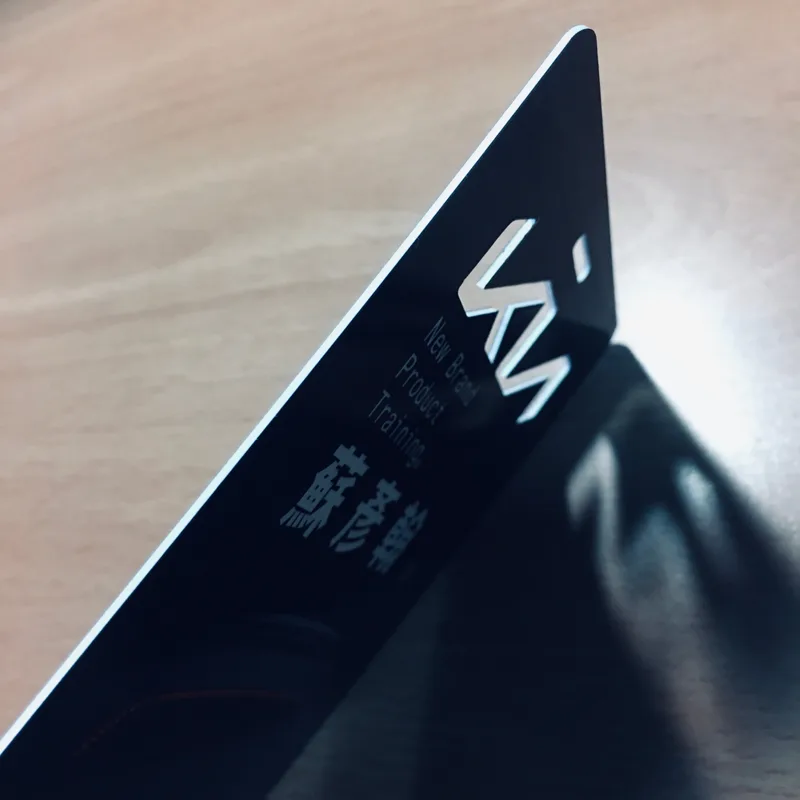 鏤空挖洞造型切割-變動式燙金銀識別證演場會工作證印刷名牌製作(名字都是金的)