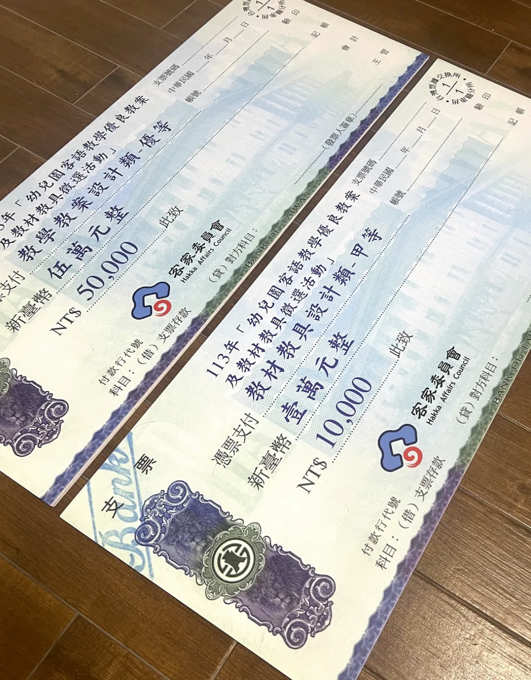支票手拿板手舉牌