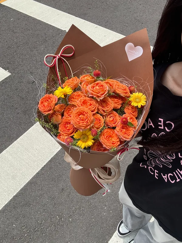 橘玫瑰花園鮮花花束