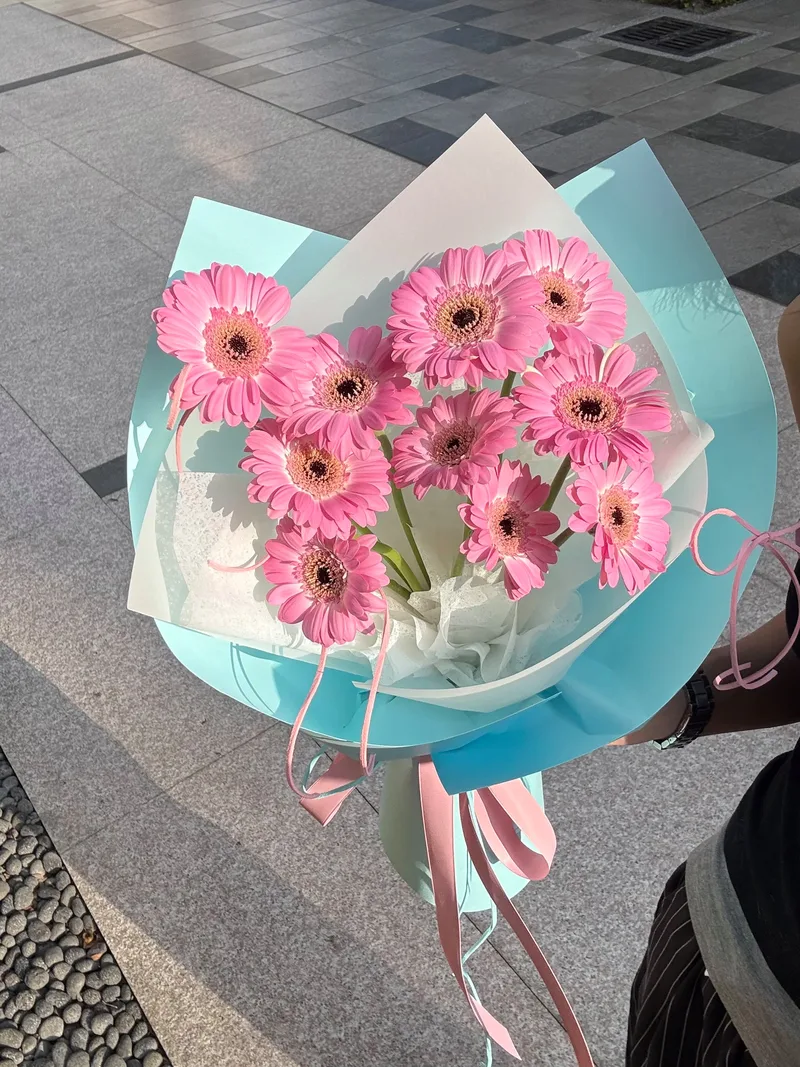 藍粉鮮花花束