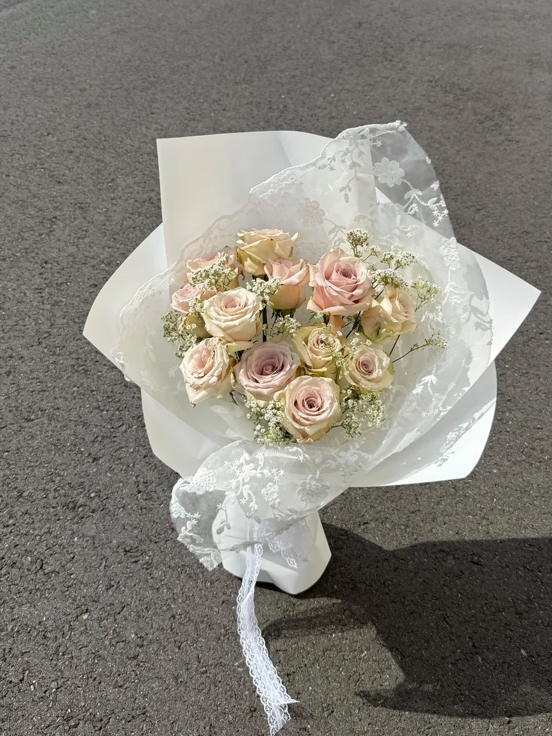 蕾絲玫瑰花束