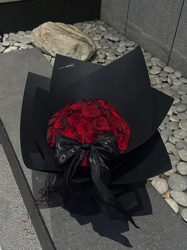 紅玫瑰黑系蝴蝶鮮花花束