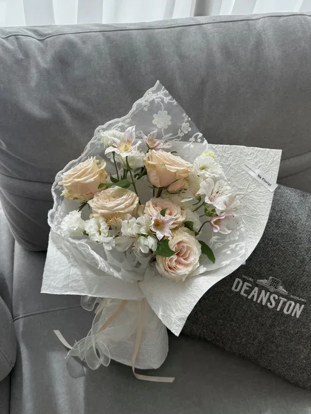 蕾絲玫瑰水仙百合鮮花花束