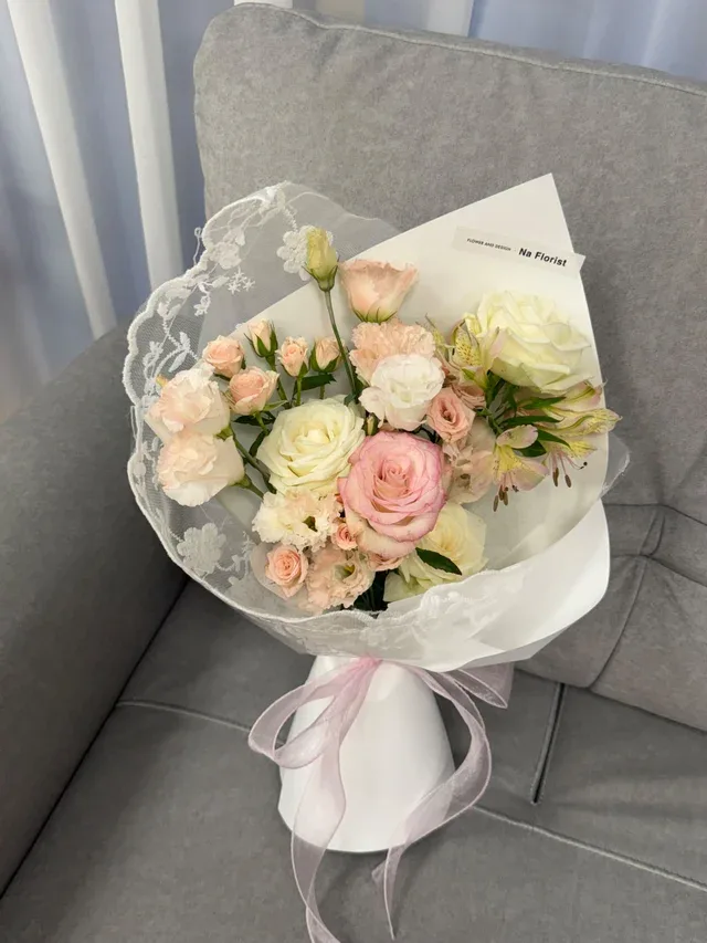 蕾絲白粉玫瑰花束