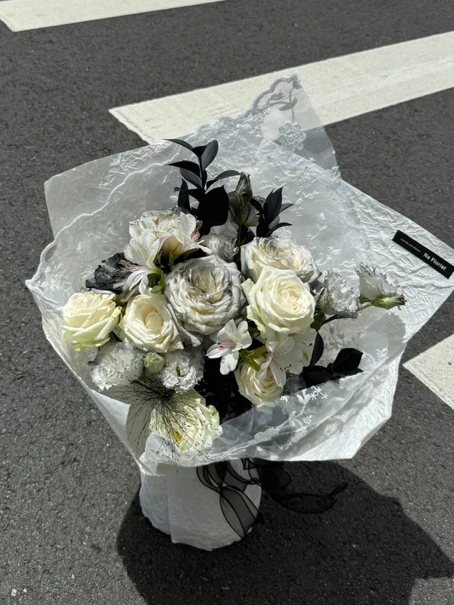 蕾絲黑系玫瑰鮮花花束