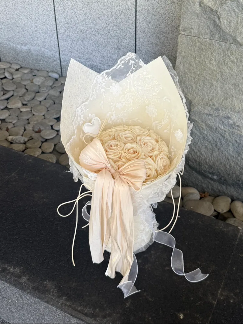 蝴蝶結玫瑰蕾絲鮮花花束