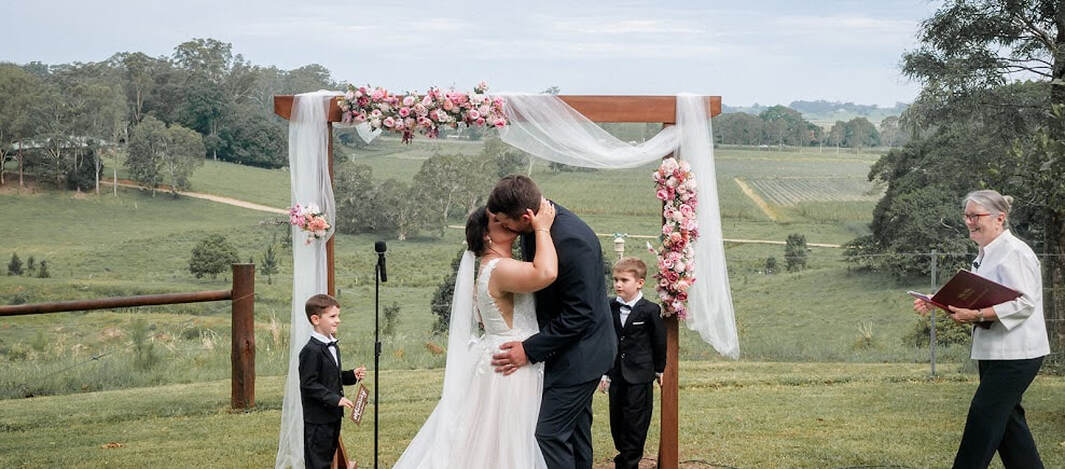 Best wedding celebrant offering funny wedding services in Alstonvale