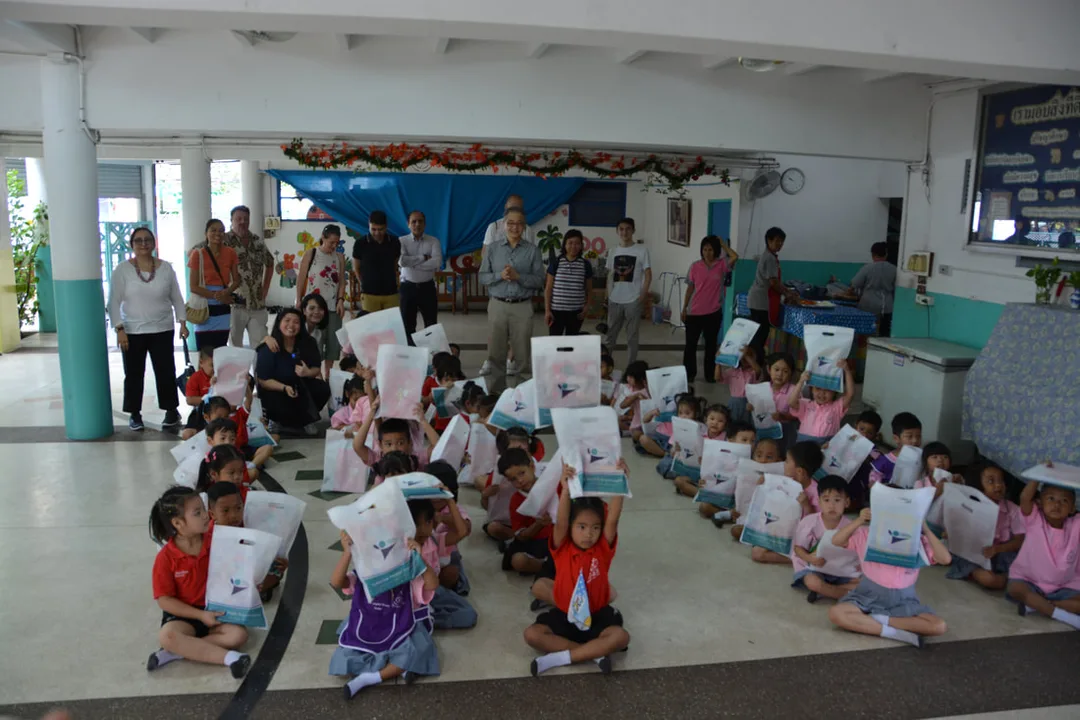 Tomorrow People Organization donating school supplies to Klong Toei children