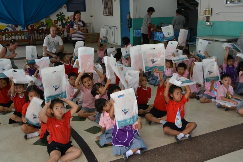 Tomorrow People organization gifts to children at Duang Prateep Foundation