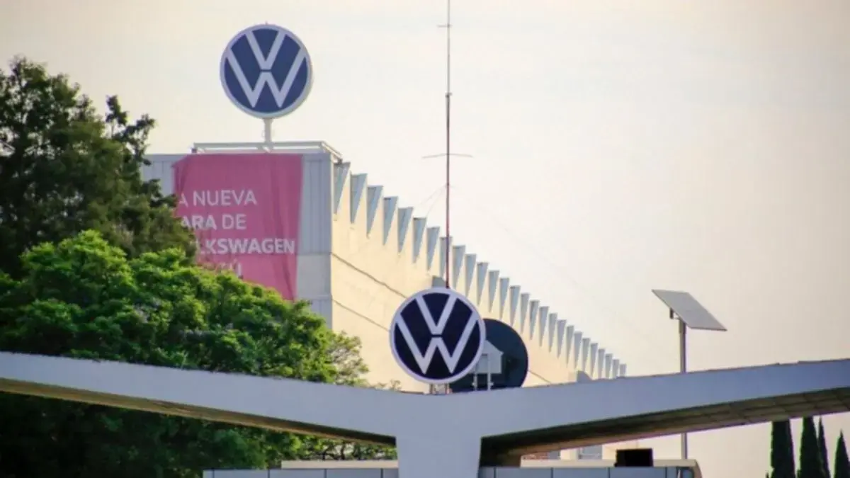Crisis en VW Puebla: Sindicato denuncia amenaza de mil despidos.