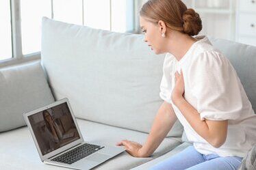 mulher em psicoterapia online frente ao computador 