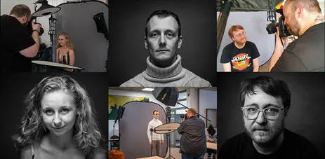 Stagiaires en atelier photo apprenant à régler les flashs et façonner la lumière en studio professionnel