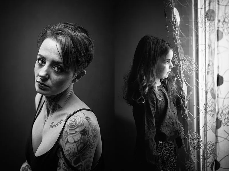 Mosaïque de portraits intimistes en noir et blanc d'une femme tatouée et d'un enfant
