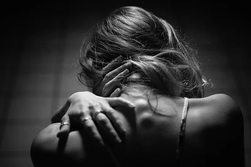 Œuvre d'art photographique sombre illustrant l'isolement, le repli sur soi et la dépression