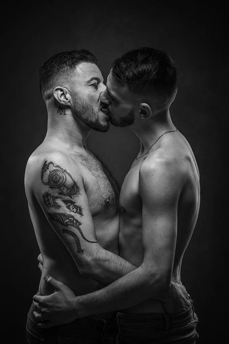 Portrait de studio en noir et blanc d'un couple d'hommes gay engagé contre l'homophobie