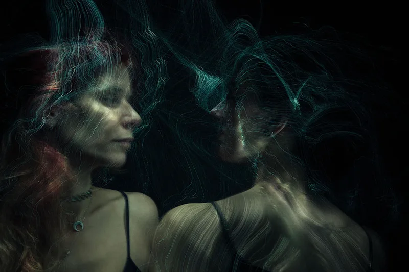 Création photographique en duo réalisée en studio avec la technique du lightpainting