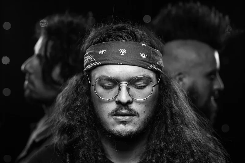 Photo promotionnelle de studio au flash pour le groupe de rock bandtrip dans une esthétique brute