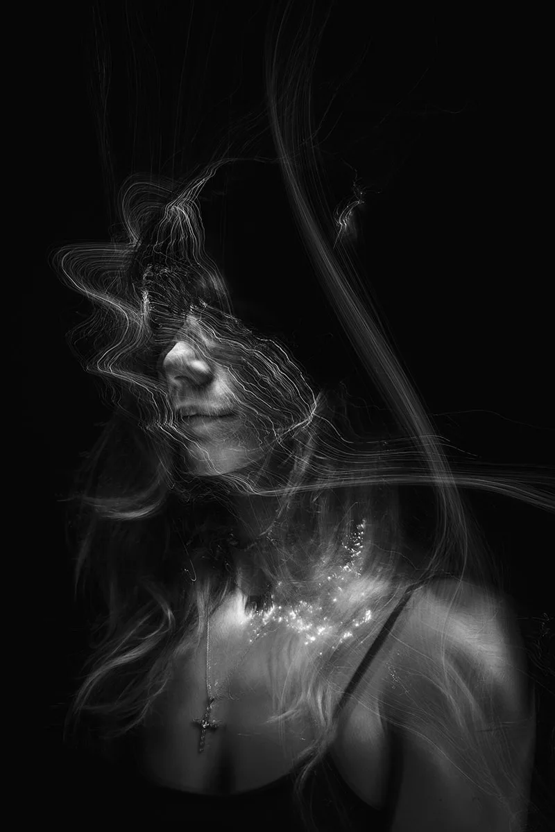Graphisme lumineux en noir et blanc réalisé grâce à des effets créatifs de lightpainting