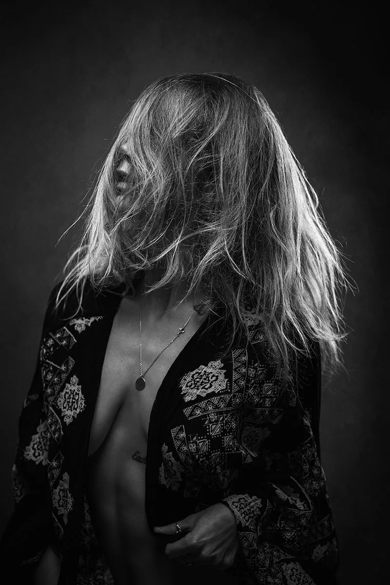 Portrait de mode féminin contrasté exprimant à la fois le charme, la force et la sensualité