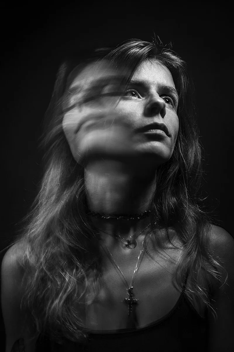 hotographie spirituelle en pose longue en studio, illustrant la profondeur et l'âme d'un modèle