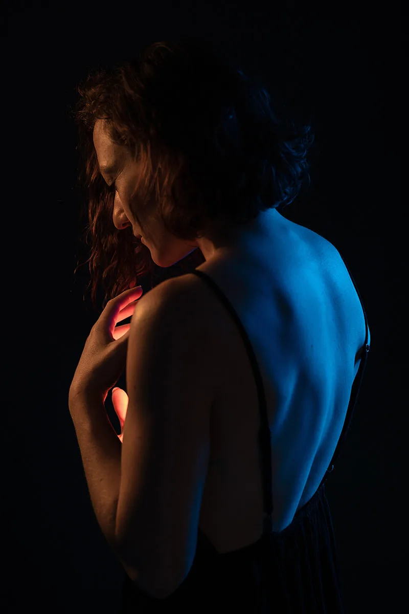 Portrait créatif en gélatines colorées jouant sur le contraste chaud et froid de l'hypersensibilité