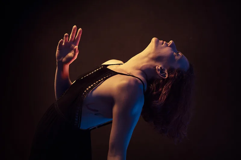 Shooting créatif en studio explorant l'hypersensibilité à travers des éclairages aux gélatines colorées