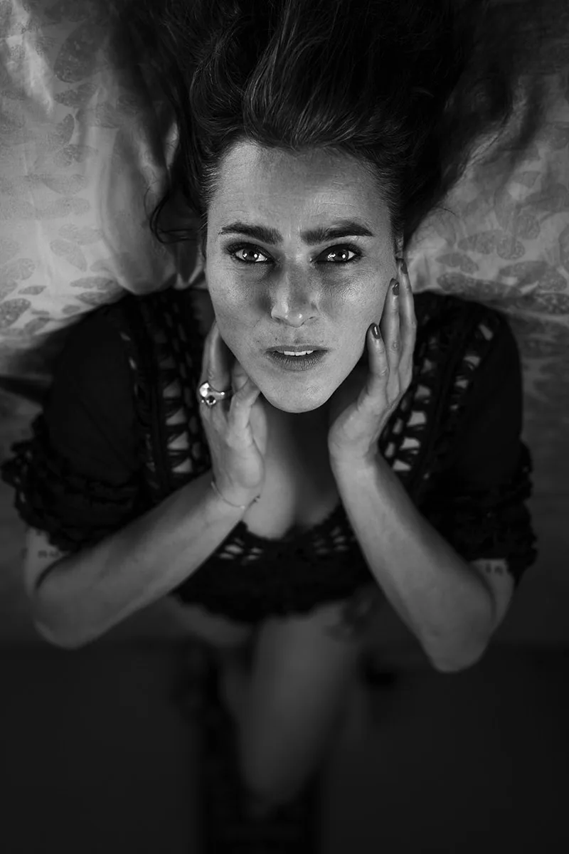 Portrait intimiste en noir et blanc d'une femme évoquant la figure d'un ange déchu