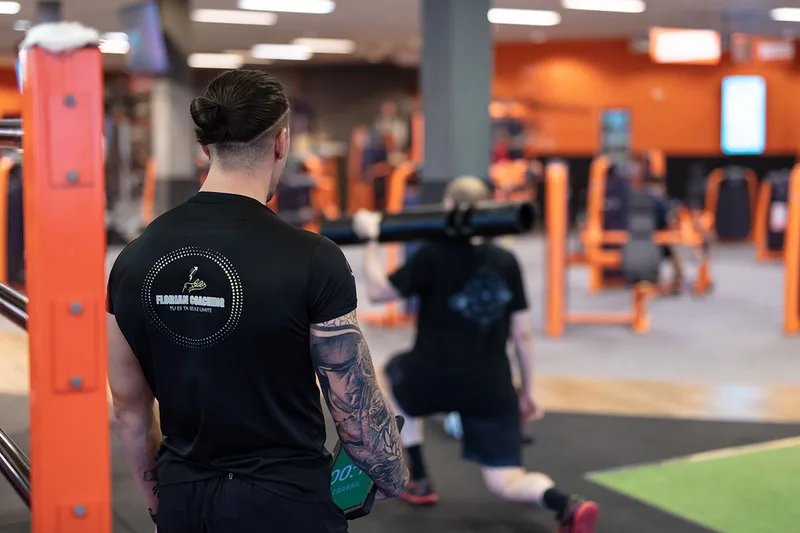 Coach sportif dans son environnement de travail en salle de sport