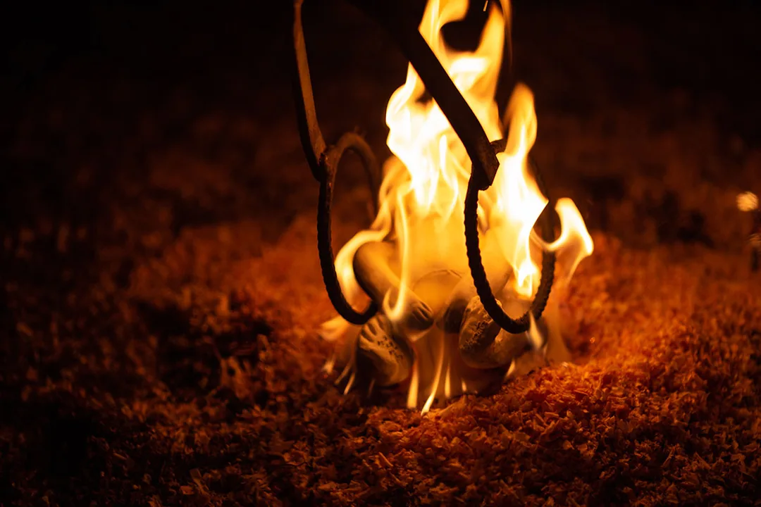 Cuisson Raku d’une pièce artisanale dans les flammes