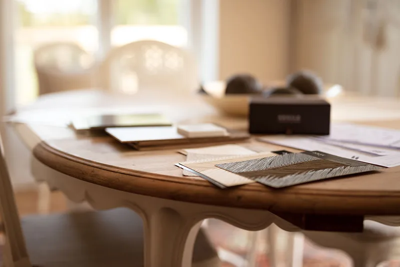plan proxy d'une table sur laquelle sont posés des échantillons pour la décoration intérieure