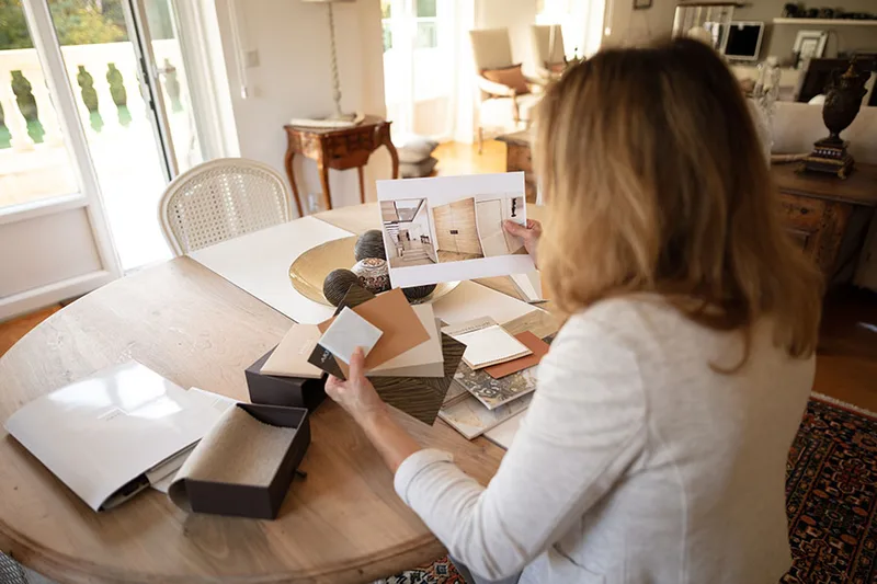 Décoratrice observant des échantillons dans son environnement professionnel